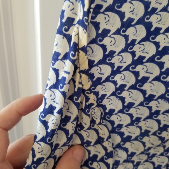 Joie Blue & White Silk Elephant Top Size Large - Picture 9 of 10